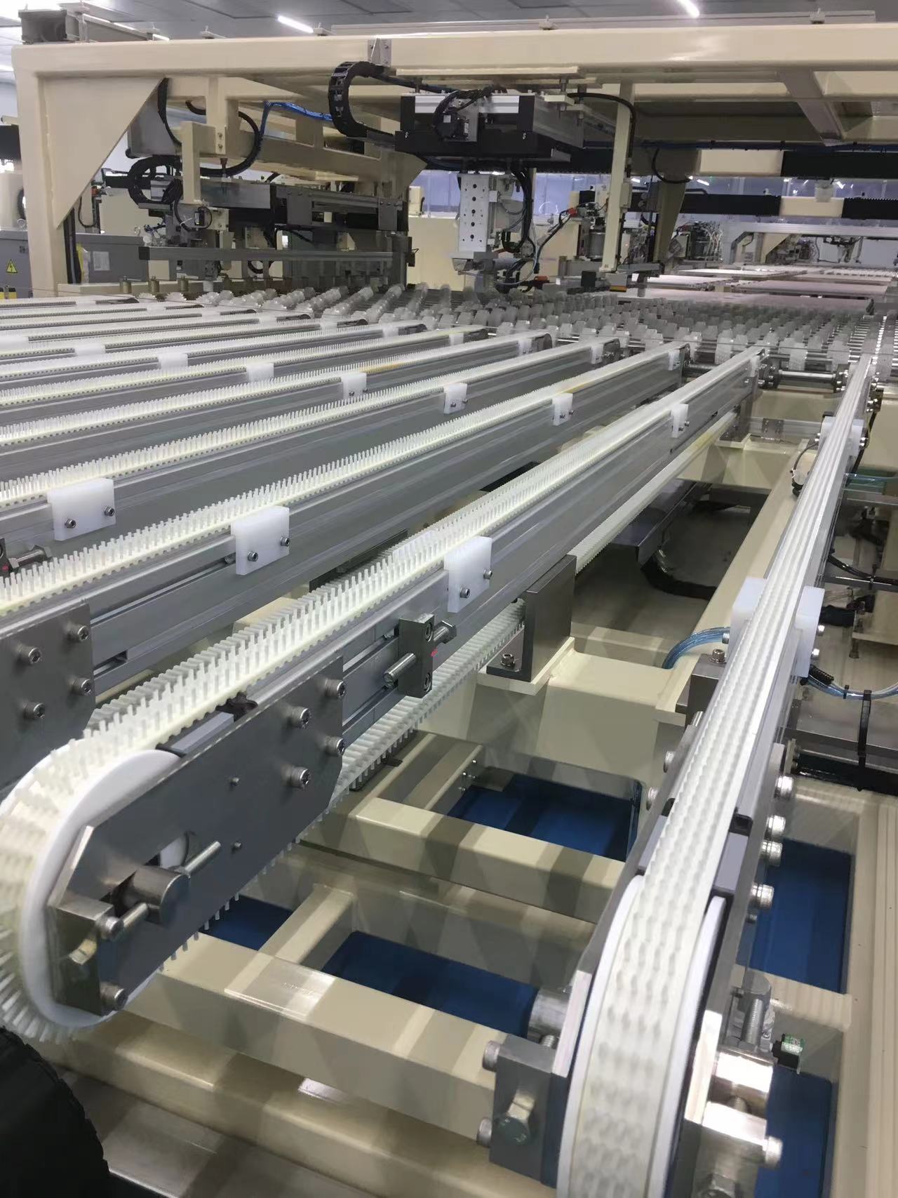 大尺寸液晶板生產(chǎn)車間維修現(xiàn)場(圖1)