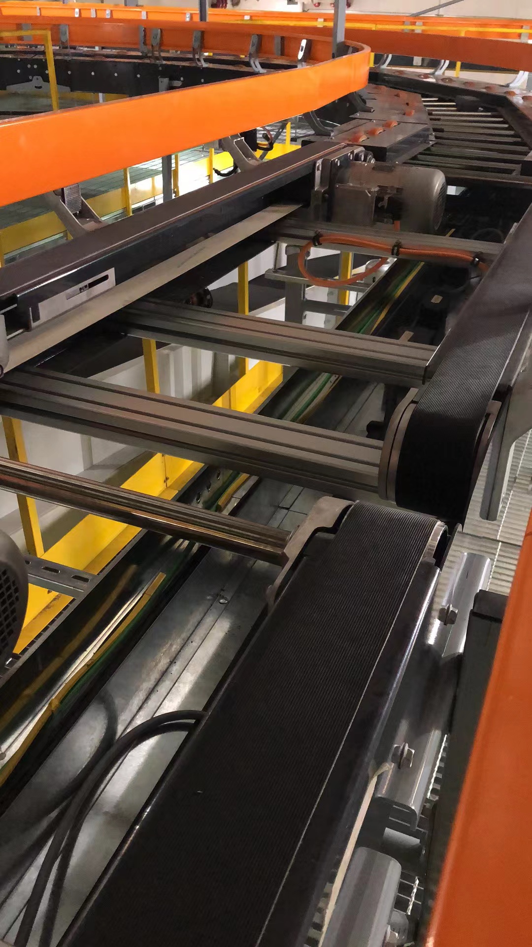 大型機(jī)場(chǎng)行李輸送分揀線建設(shè)(圖3)